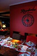 Rio Arriba Suites Apartments y Resto