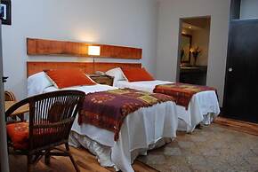 Rio Arriba Suites Apartments y Resto