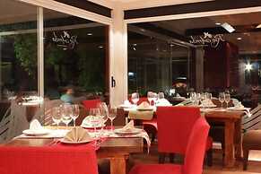 Rio Arriba Suites Apartments y Resto