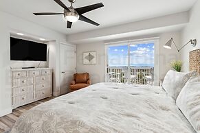 Oceanside Townhouse with Ocean View and Access to the Deck by RedAwnin