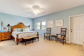 Pet Friendly Condo with Private Parking and Elevator by RedAwning