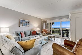 Spacious Oceanfront Condo, Easy Access to Private Fishing Pier by RedA