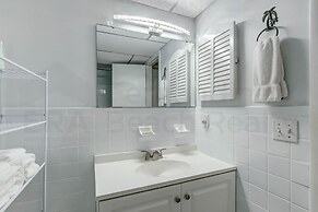 Spacious Oceanfront Condo, Easy Access to Private Fishing Pier by RedA