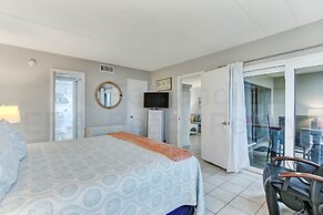 Spacious Oceanfront Condo, Easy Access to Private Fishing Pier by RedA