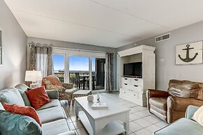 Spacious Oceanfront Condo, Easy Access to Private Fishing Pier by RedA