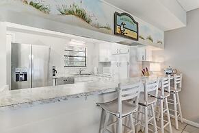 Spacious Oceanfront Condo, Easy Access to Private Fishing Pier by RedA