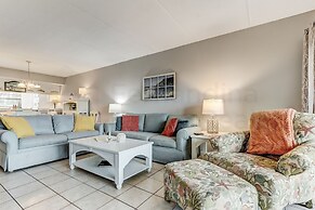 Spacious Oceanfront Condo, Easy Access to Private Fishing Pier by RedA