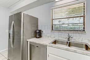 Spacious Oceanfront Condo, Easy Access to Private Fishing Pier by RedA