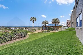Spacious Oceanfront Condo, Easy Access to Private Fishing Pier by RedA