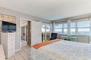 Spacious Oceanfront Condo, Easy Access to Private Fishing Pier by RedA