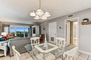 Spacious Oceanfront Condo, Easy Access to Private Fishing Pier by RedA