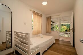 Beau Vallon Bungalows