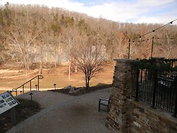 Echo Bluff State Park