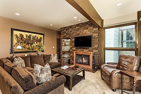 Durant Condominiums by Frias