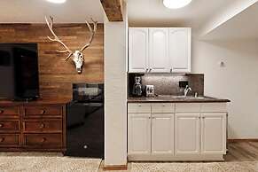 Fasching Haus Condominiums by Frias