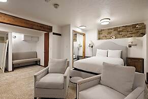 Fasching Haus Condominiums by Frias