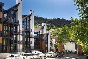 Fifth Avenue Condominiums by Frias