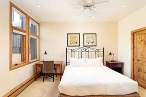 Fifth Avenue Condominiums by Frias