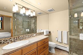 Fifth Avenue Condominiums by Frias