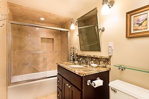 Fifth Avenue Condominiums by Frias