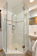 Fifth Avenue Condominiums by Frias