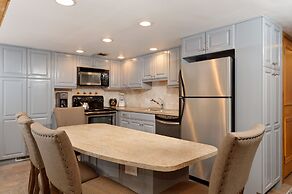 Fifth Avenue Condominiums by Frias