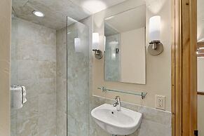 Fifth Avenue Condominiums by Frias