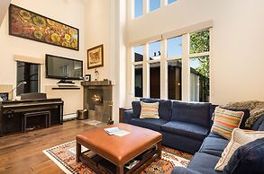 Fifth Avenue Condominiums by Frias