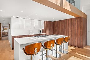 Fifth Avenue Condominiums by Frias