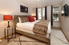 Fifth Avenue Condominiums by Frias