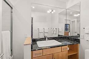 Fifth Avenue Condominiums by Frias