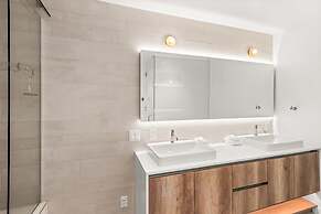 Fifth Avenue Condominiums by Frias