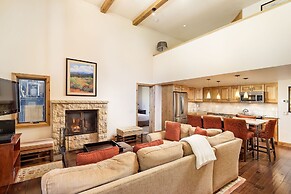 Fifth Avenue Condominiums by Frias