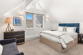 Fifth Avenue Condominiums by Frias