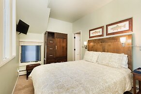 Fifth Avenue Condominiums by Frias