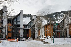 Fifth Avenue Condominiums by Frias