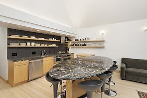 Fifth Avenue Condominiums by Frias