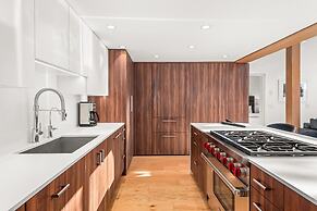 Fifth Avenue Condominiums by Frias