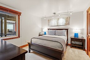 Fifth Avenue Condominiums by Frias