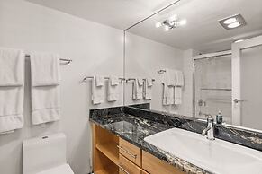 Fifth Avenue Condominiums by Frias