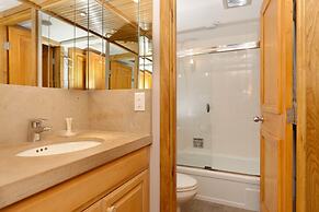 Fifth Avenue Condominiums by Frias