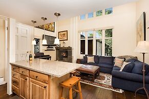 Fifth Avenue Condominiums by Frias