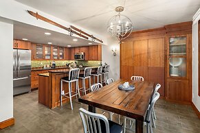 Fifth Avenue Condominiums by Frias