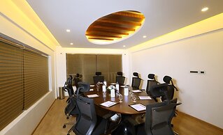 PLUM JUDY - THE LEISURE HOTEL