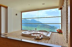 PLUM JUDY - THE LEISURE HOTEL