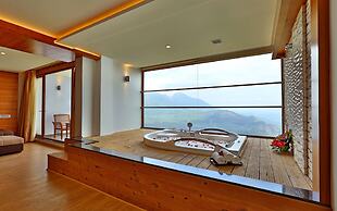 PLUM JUDY - THE LEISURE HOTEL