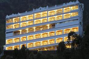 PLUM JUDY - THE LEISURE HOTEL