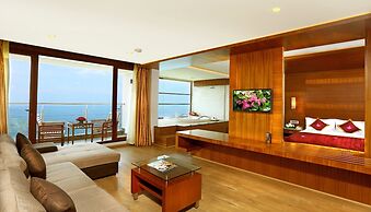 PLUM JUDY - THE LEISURE HOTEL