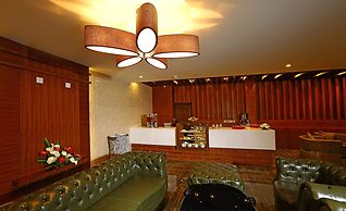 PLUM JUDY - THE LEISURE HOTEL