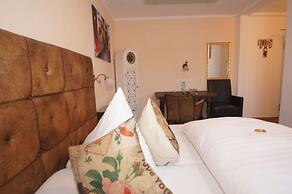 Hotel Chapeau Noir